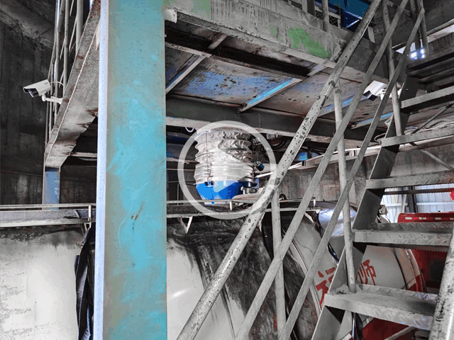 水泥罐車裝車-智能定位散裝機(jī)